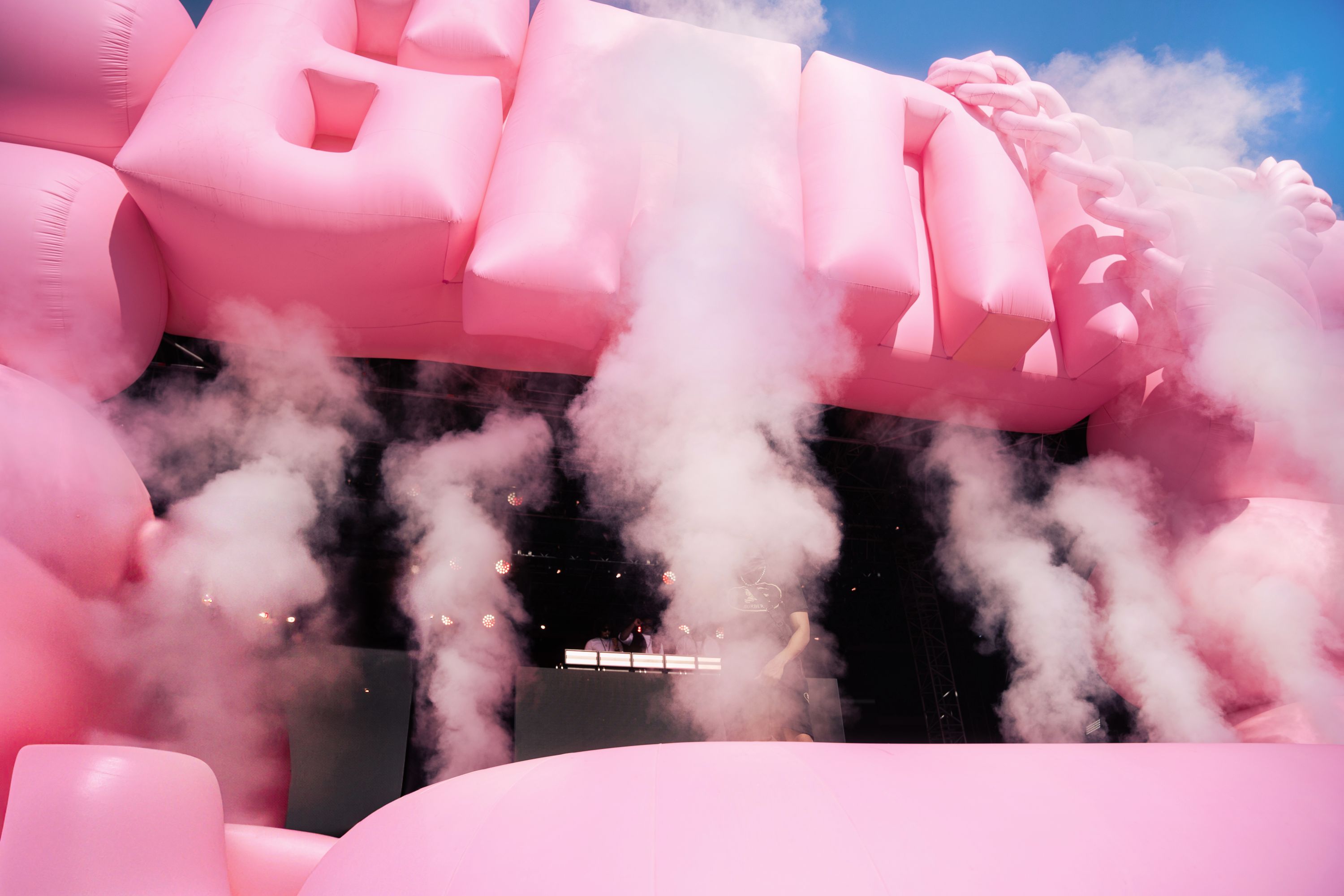 6PM Season Festival auf der Messe Berlin: pinke Inflatable-Bühne nach dem Vorbild einer Pufferjacke, in Nebel gehüllt