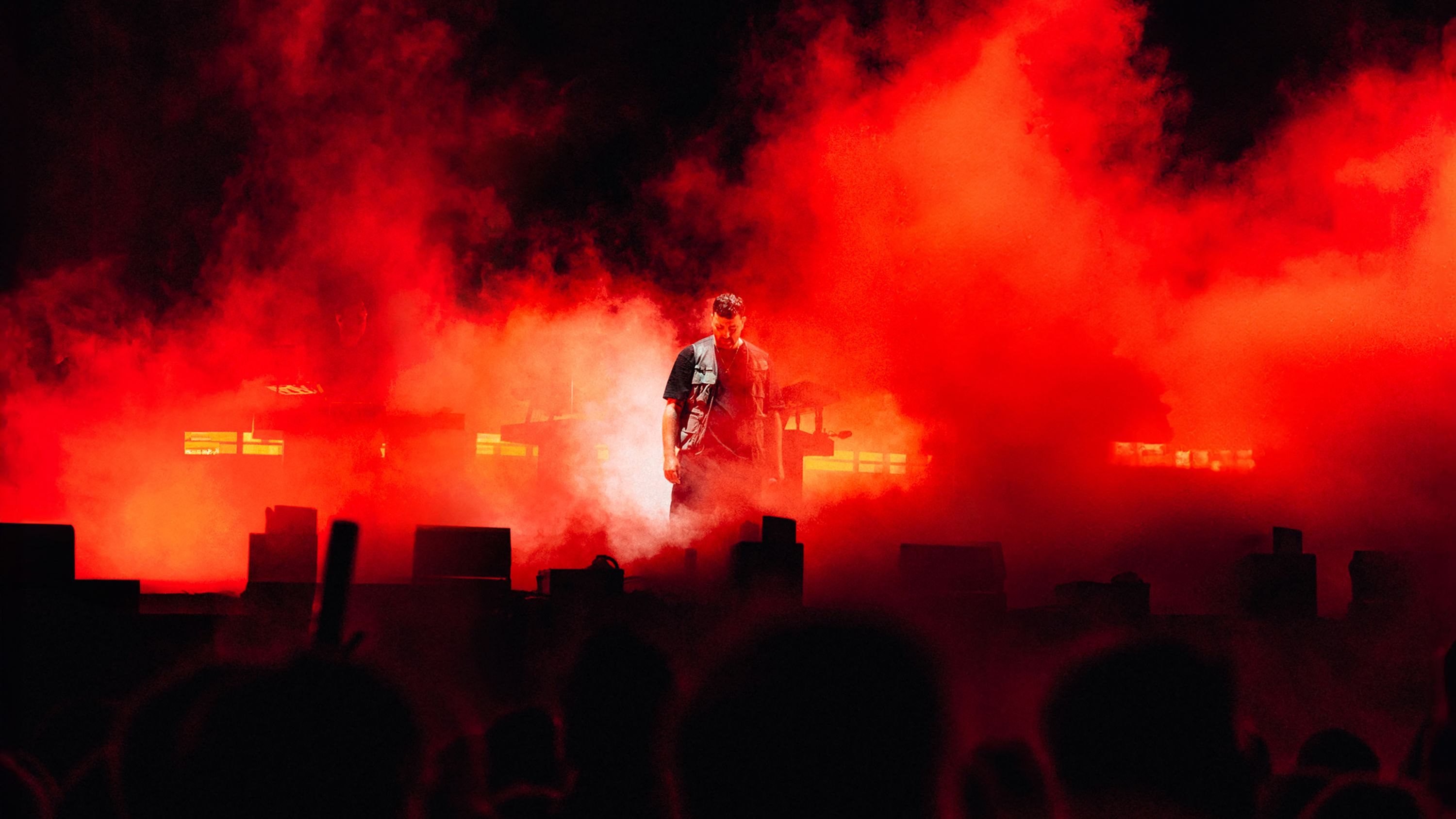 Marteria Vollkontakt Tour: Bühne in rotem Licht und Nebel