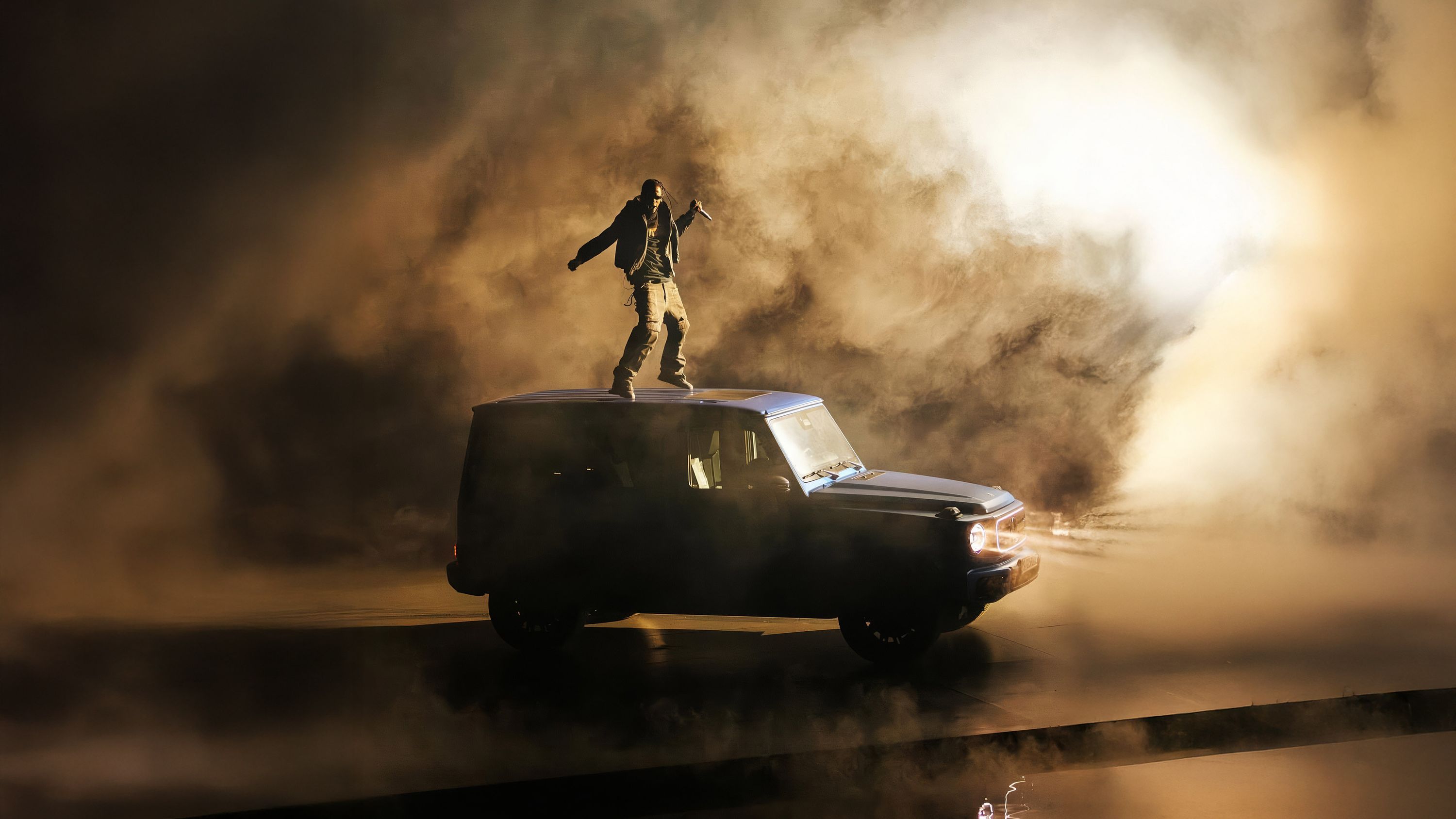 Mercedes-Benz x Travis Scott: Travis Scott auf dem elektrischen G 580 in goldenem Staub