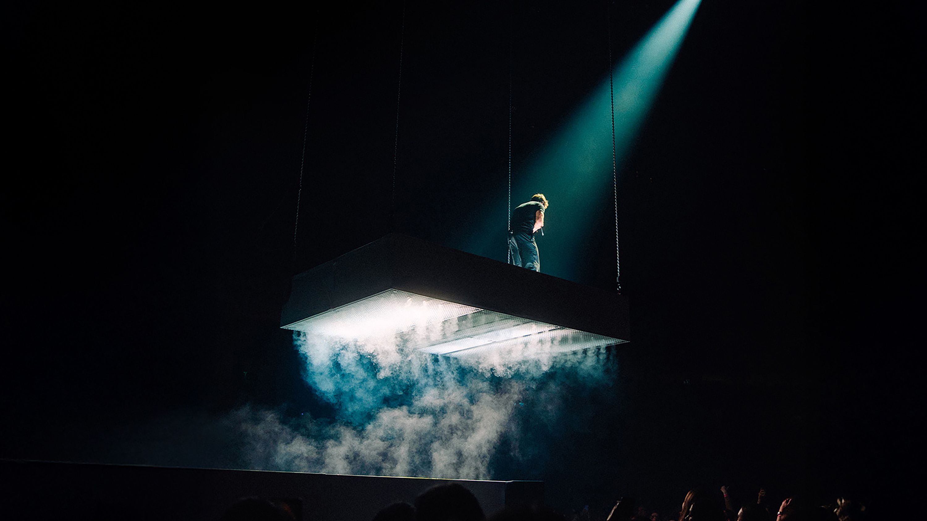 Wincent Weiss Arena-Tour 2025: schwebendes Bühnenelement im Strahl eines einzelnen Scheinwerfers