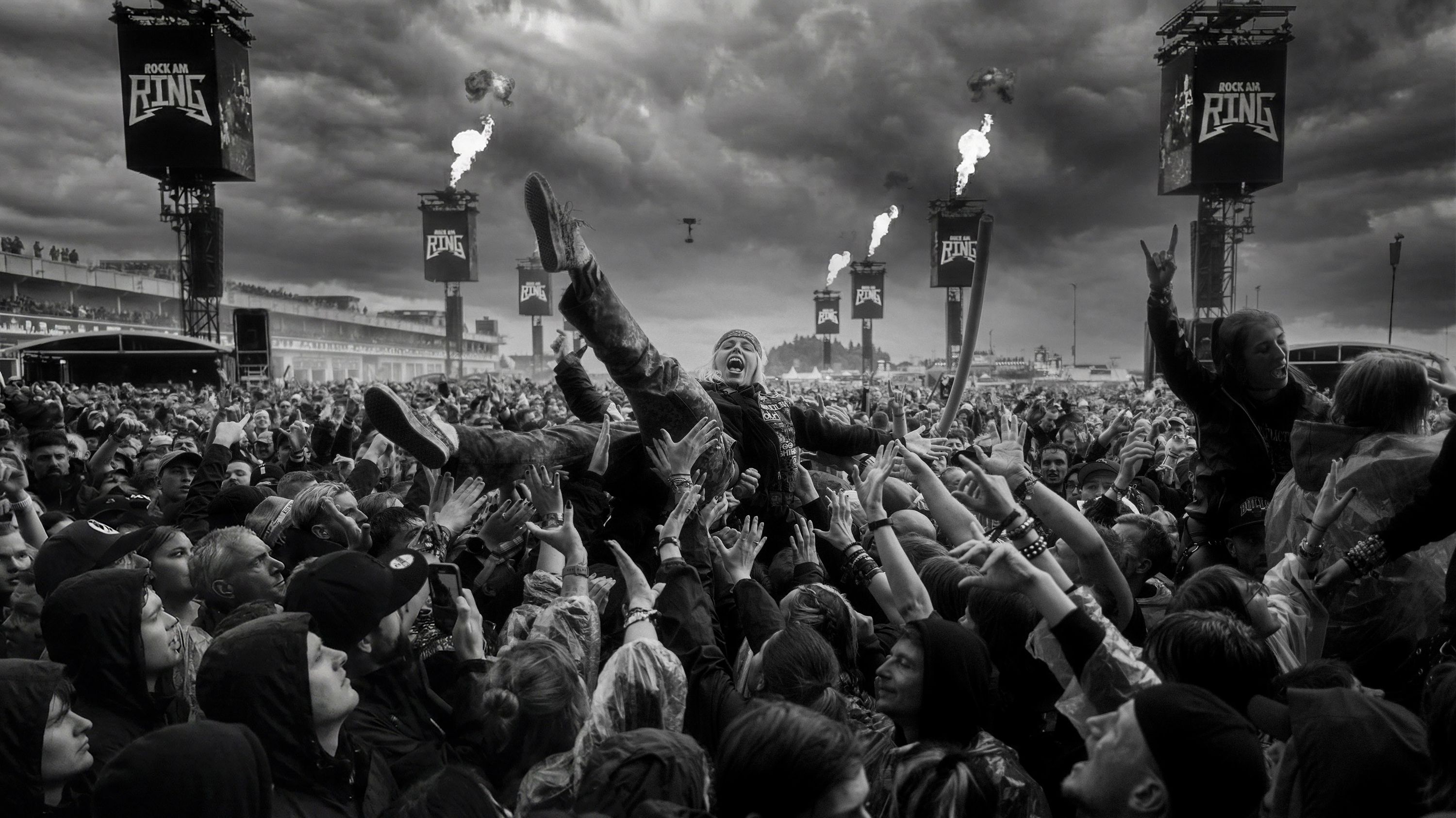 Rock am Ring 2025: Festivalpublikum vor der Hauptbühne, schwarz-weiß