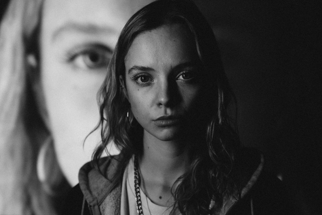 Black-and-white close-up portrait of a young woman from the Trettmann shoot
