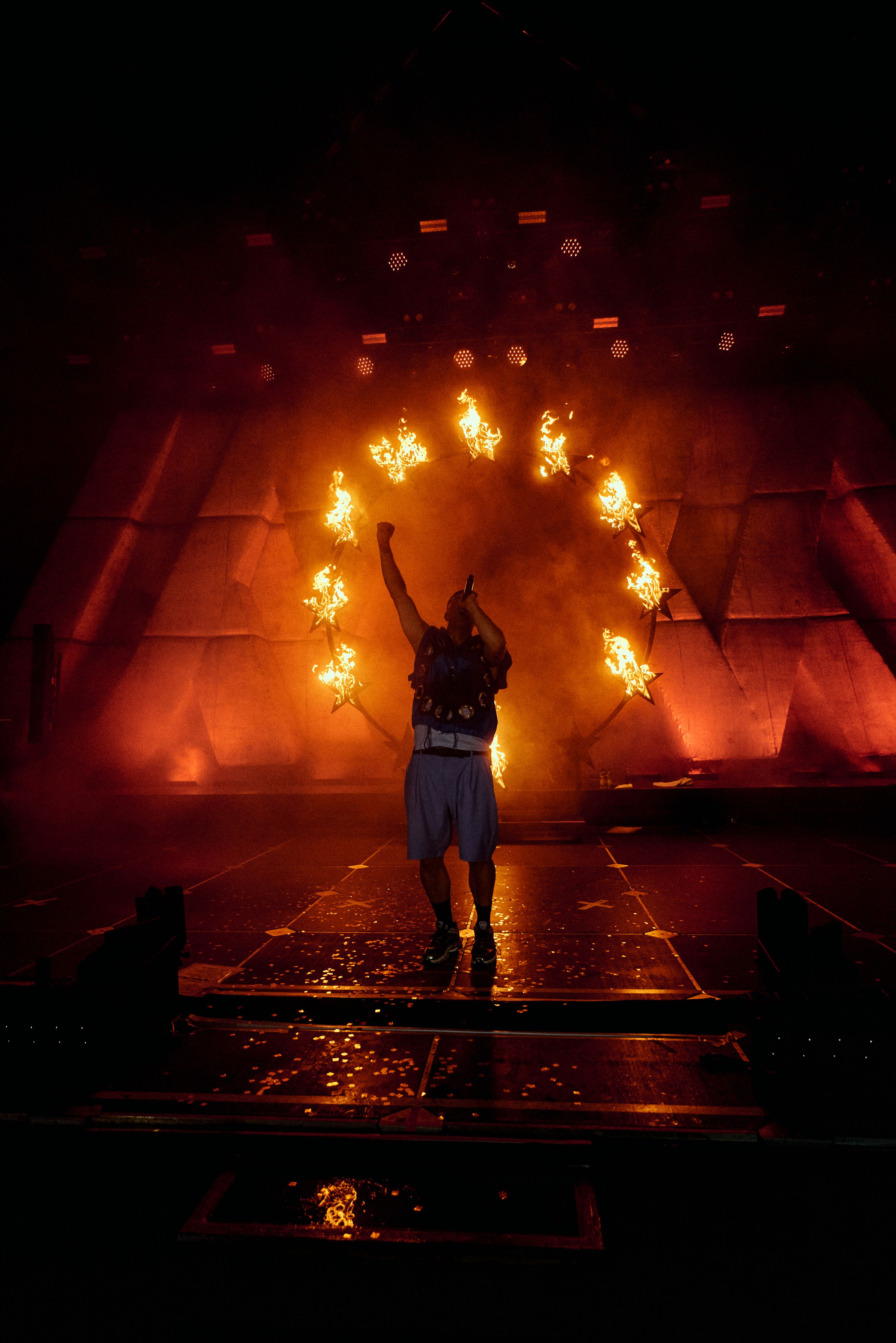 Marteria Vollkontakt Tour: Bühne in rotem Licht und Nebel