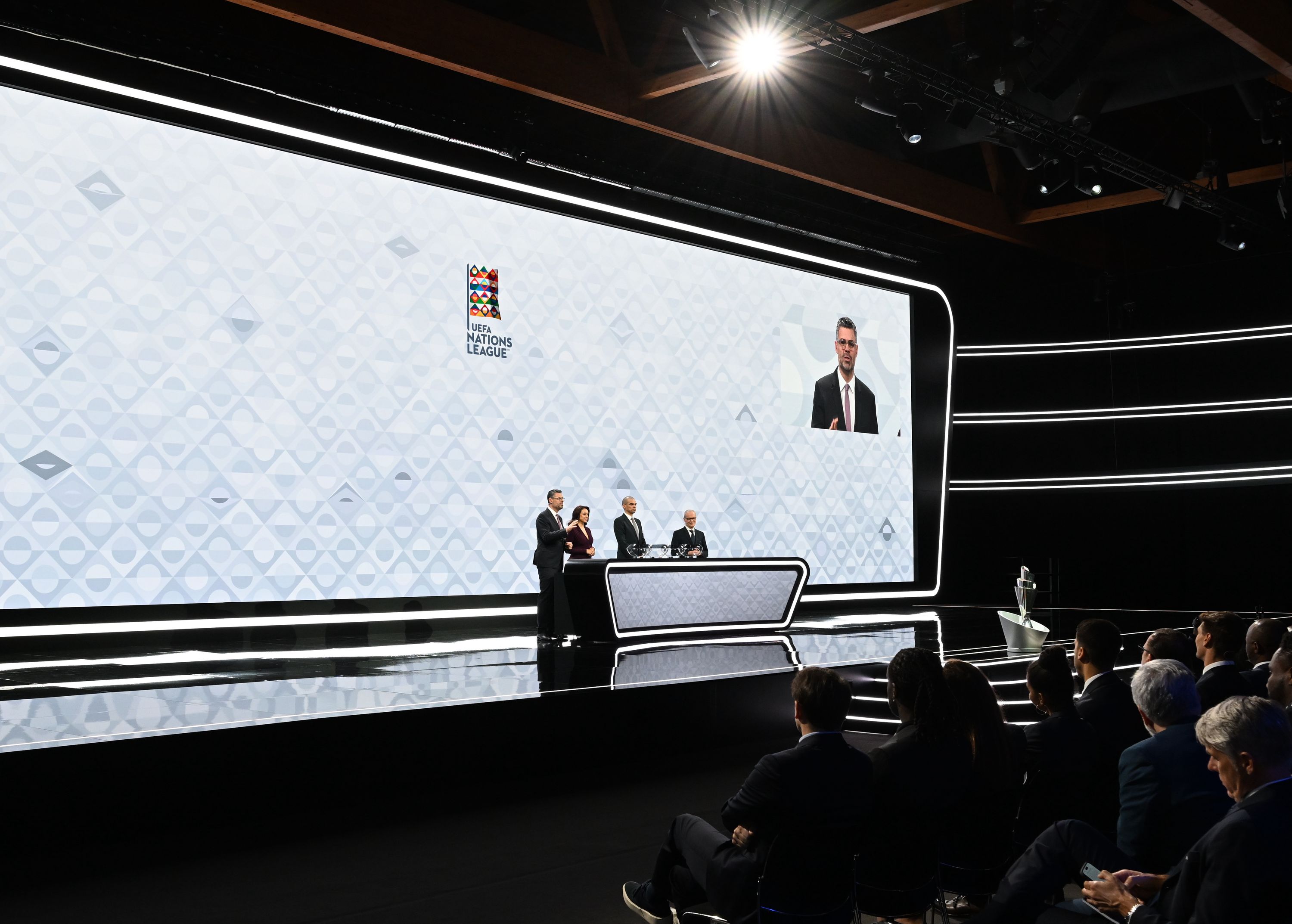 UEFA Nations League Auslosung 2026: Moderation auf der Bühne neben der Nations-League-Grafik auf der LED-Wand