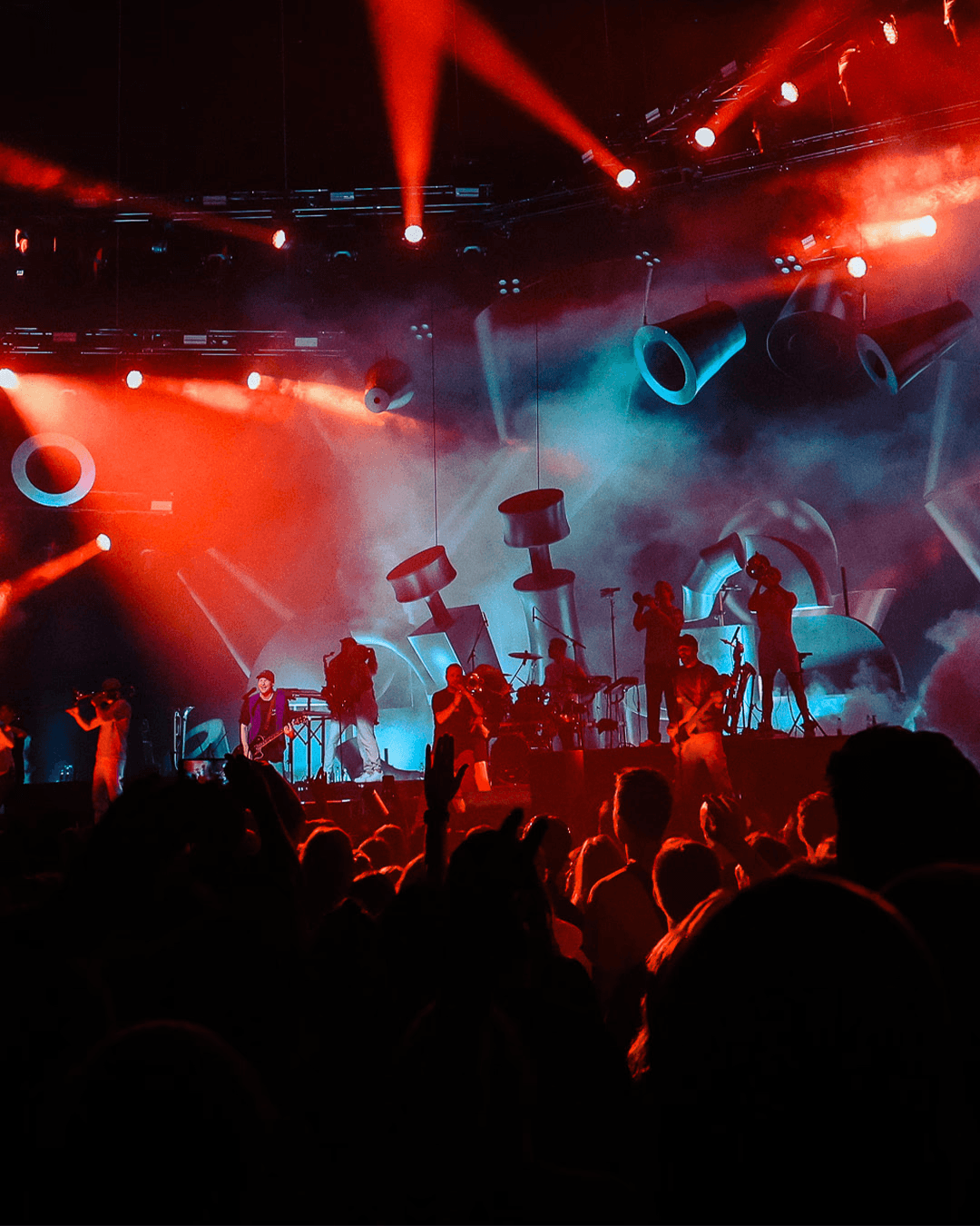 Querbeat concert: stage with chrome objects in red light