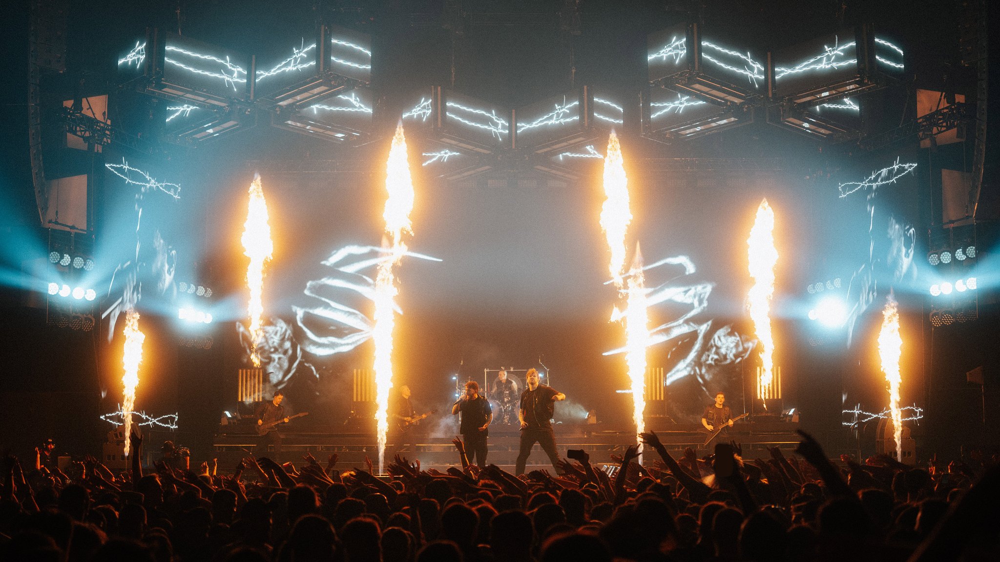Electric Callboy live: Bühne mit Pyro-Flammen und Lichtstrahlen