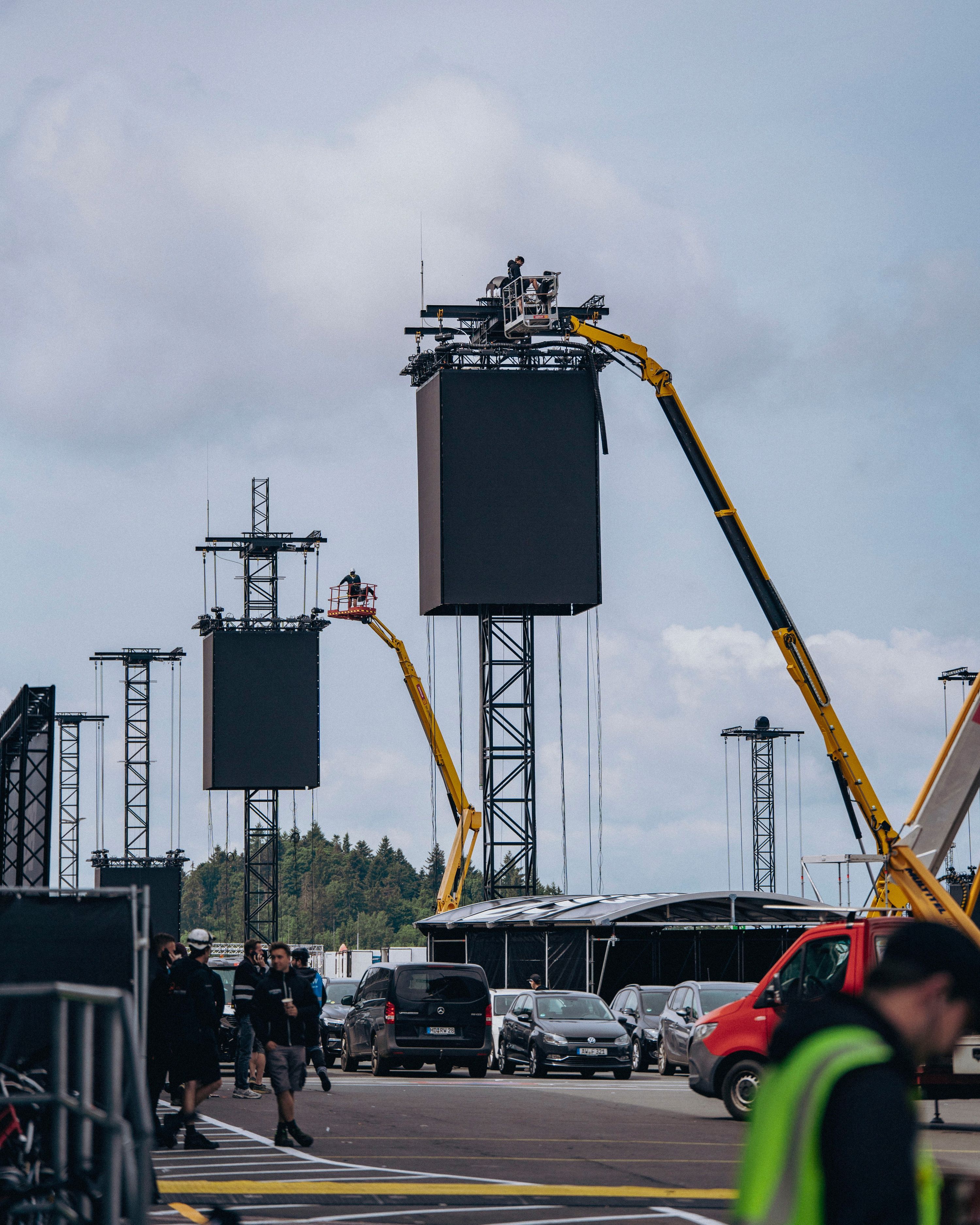 Rock am Ring 2025: Bühnenaufbau mit Kran und PA-Türmen bei Tageslicht