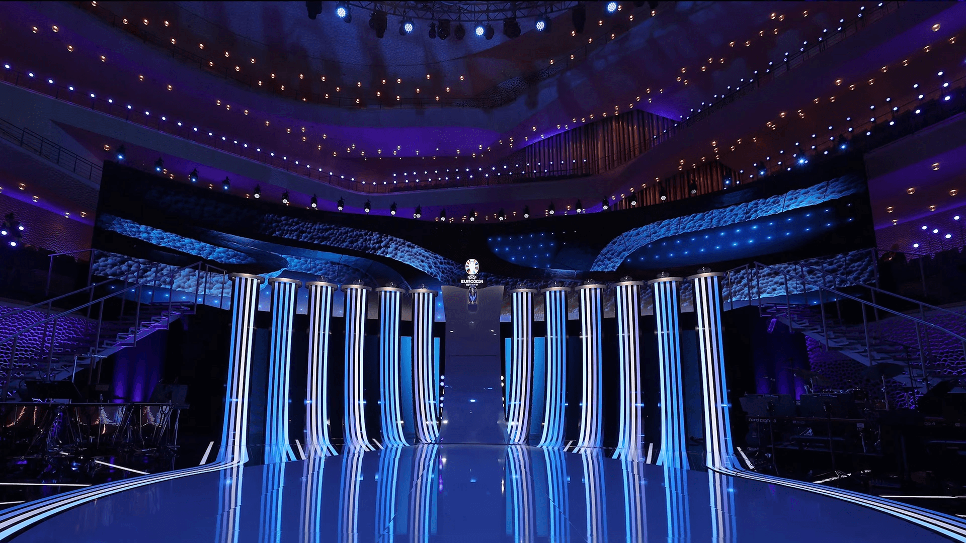 Endrundenauslosung der UEFA EURO 2024: Großer Saal der Elbphilharmonie in blauem Licht mit der Auslosungsbühne