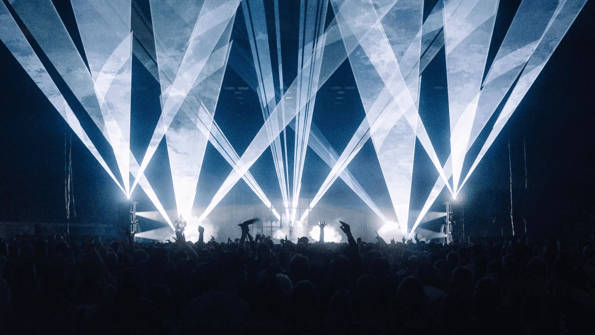 Trettmann tour: fan of white light beams above the stage