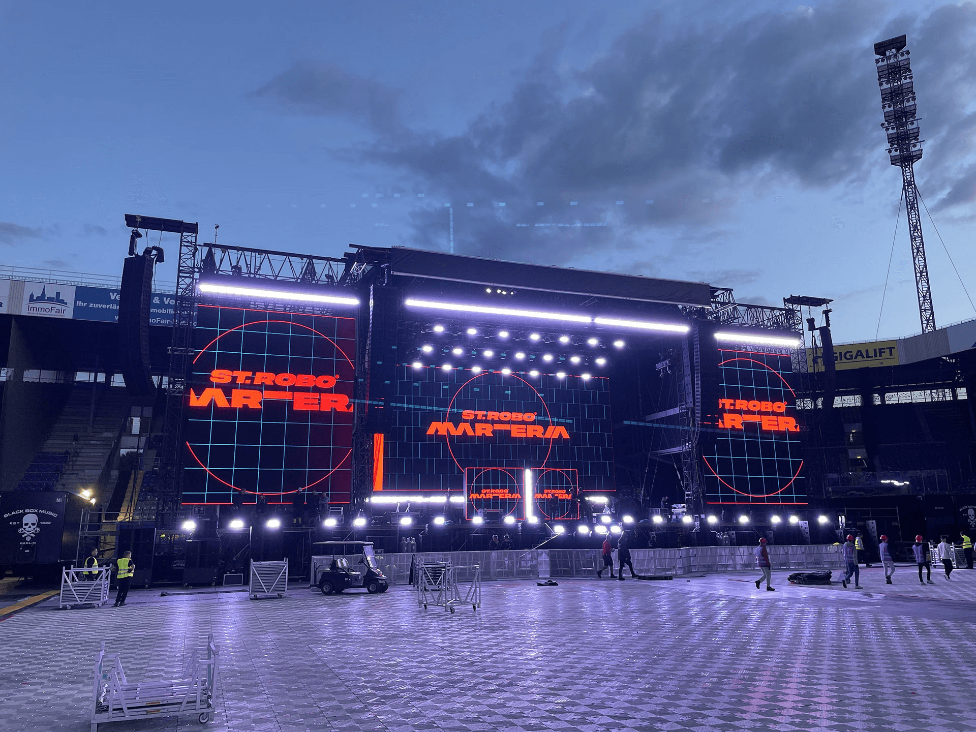 Marteria im Ostseestadion Rostock: Stadionbühne in der Abenddämmerung