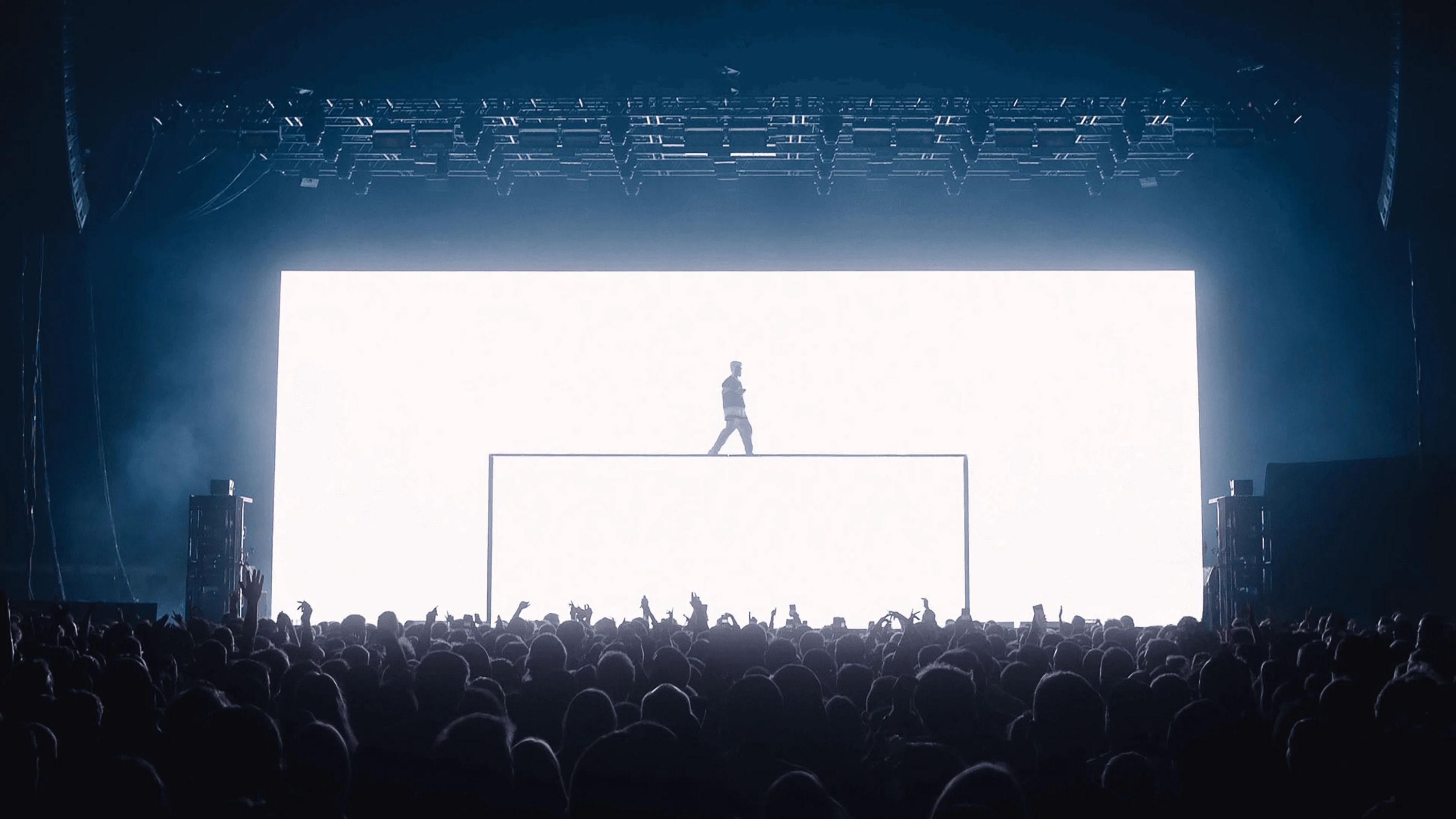 Trettmann tour: artist in front of a bright white LED wall