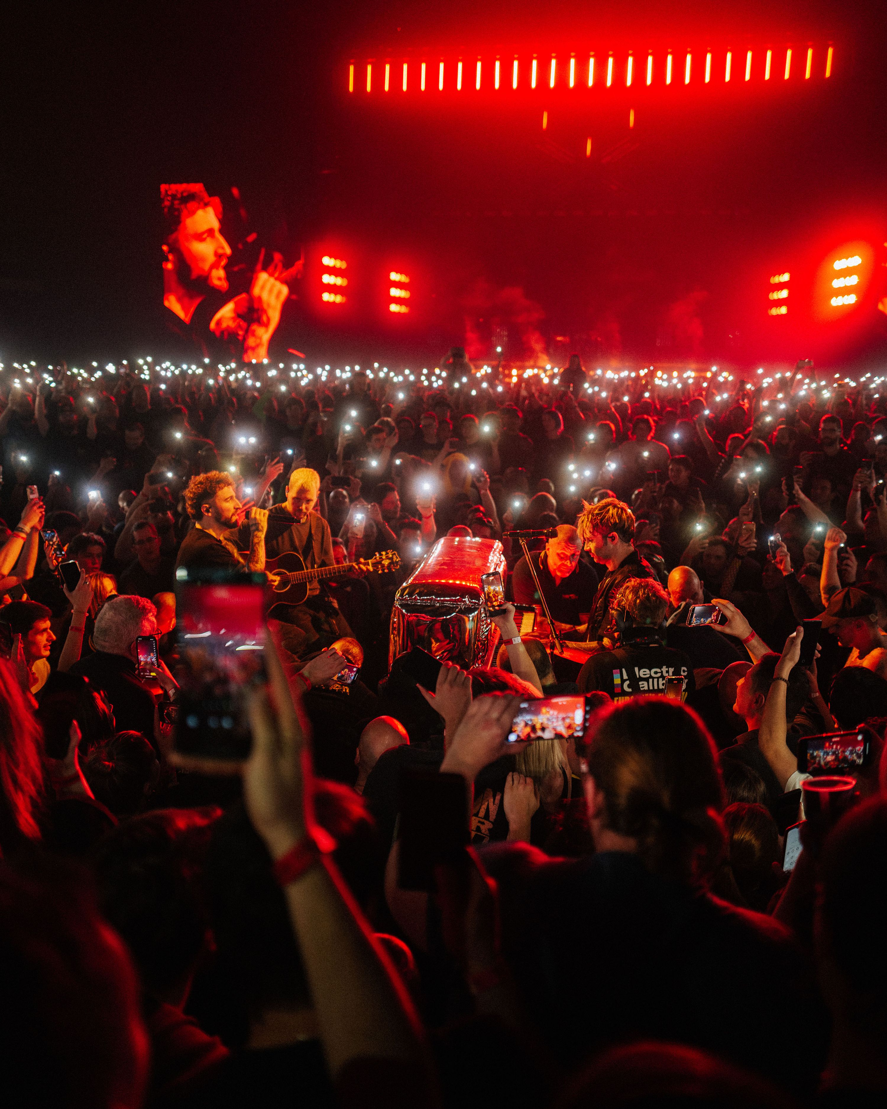 Electric Callboy: Arena-Publikum in rotem Licht vor der Bühne