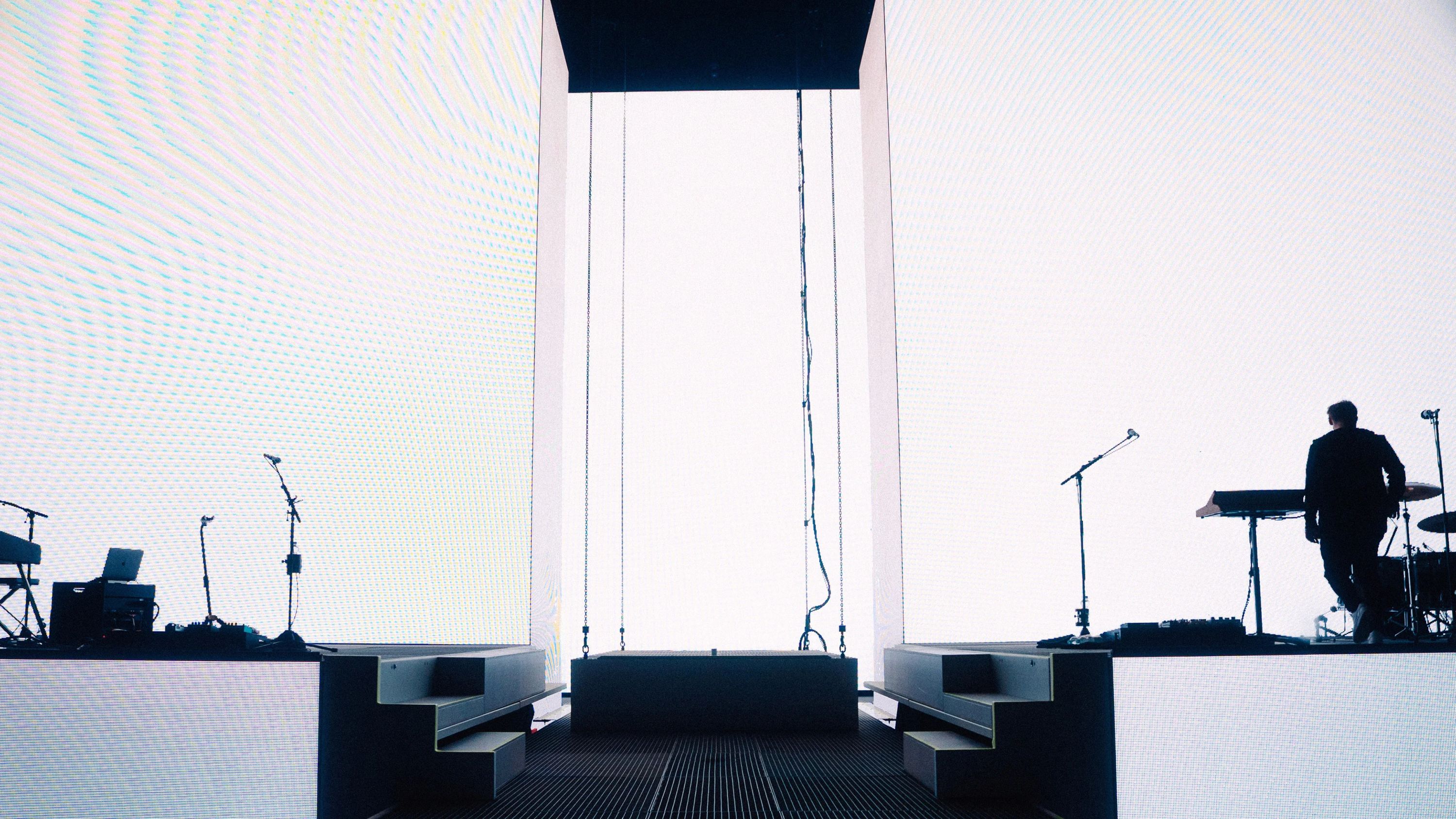 Wincent Weiss Arena Tour 2025: bright white stage with keyboard set-up