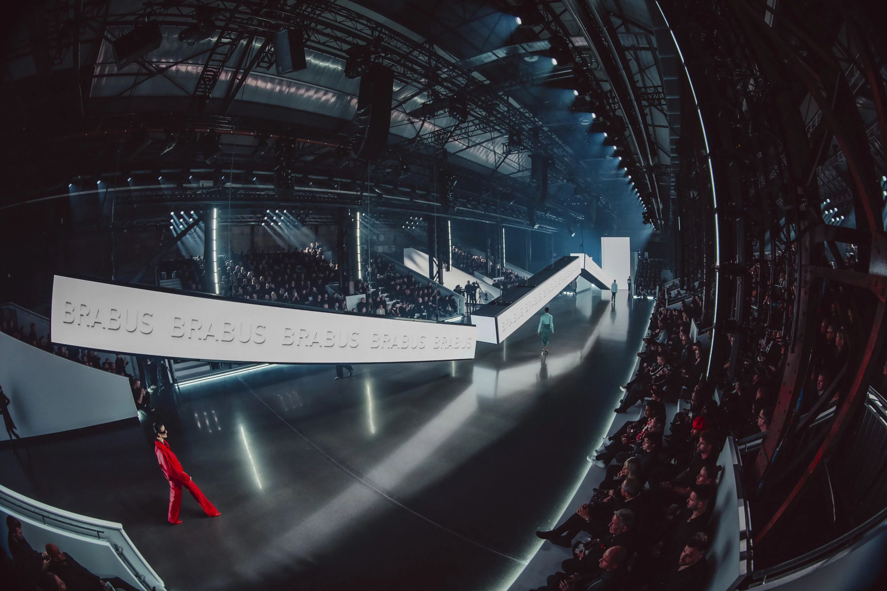 Brabus Signature Night: Runway-Show mit linearem Lichtdesign von ST. ROBO