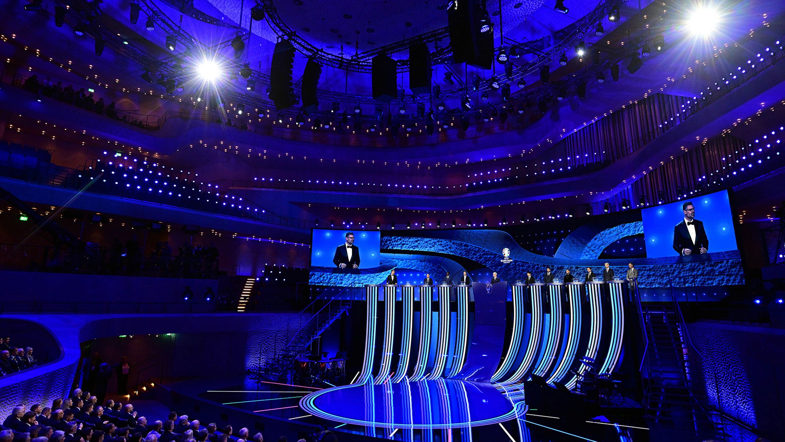 Endrundenauslosung der UEFA EURO 2024: Großer Saal der Elbphilharmonie mit leuchtenden LED-Säulen