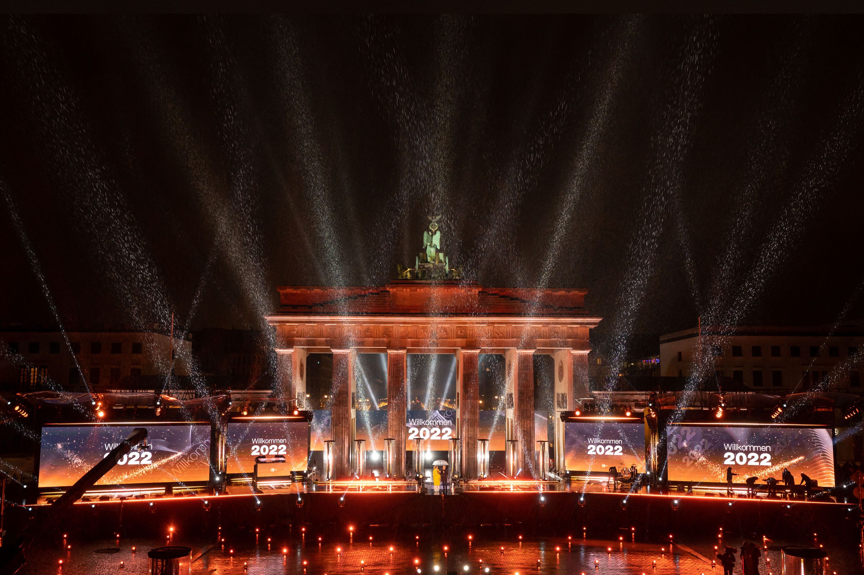 Silvester in Berlin: stage in front of the Brandenburg Gate with light beams