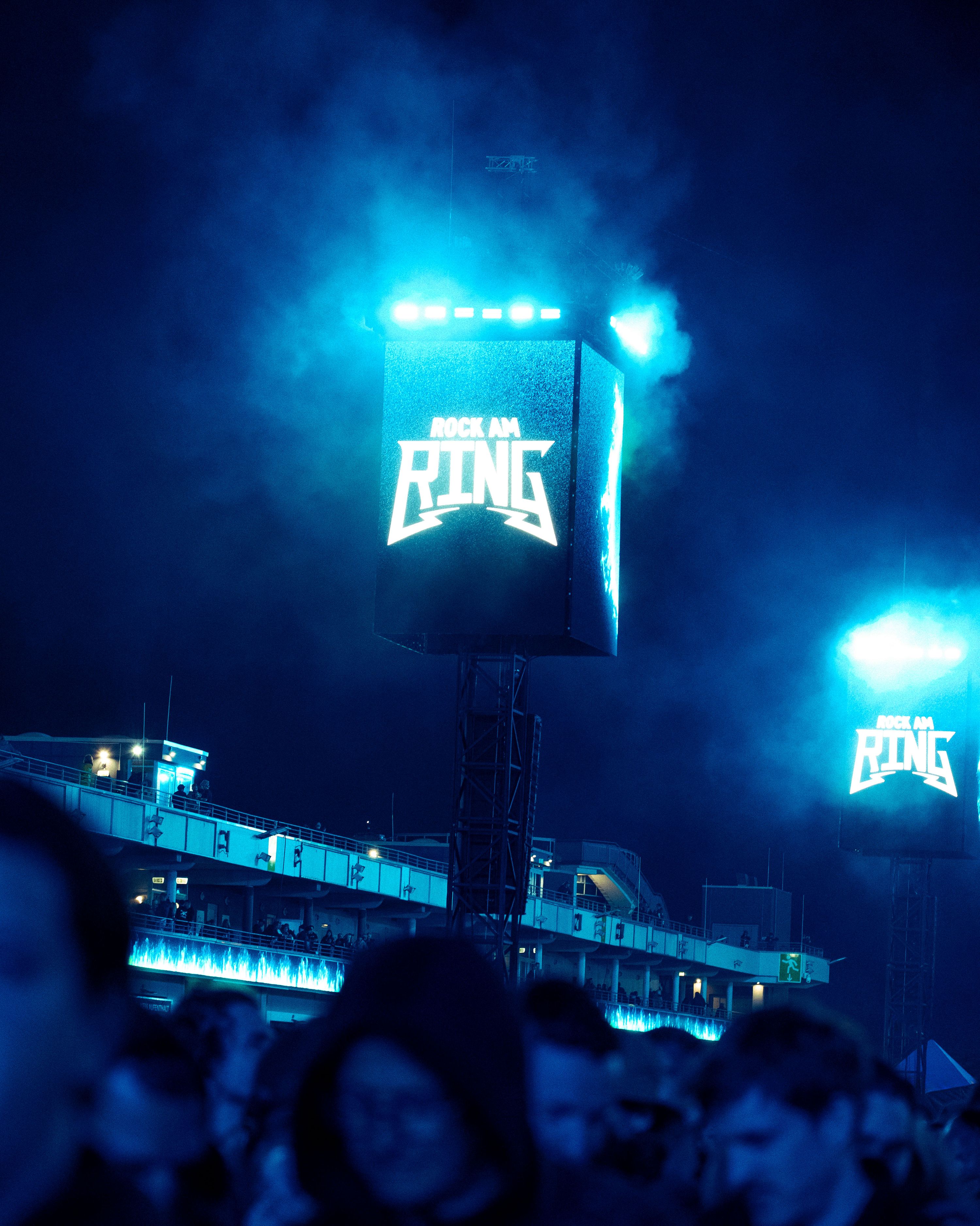 Rock am Ring 2025: Bühne in blauem Licht bei Nacht