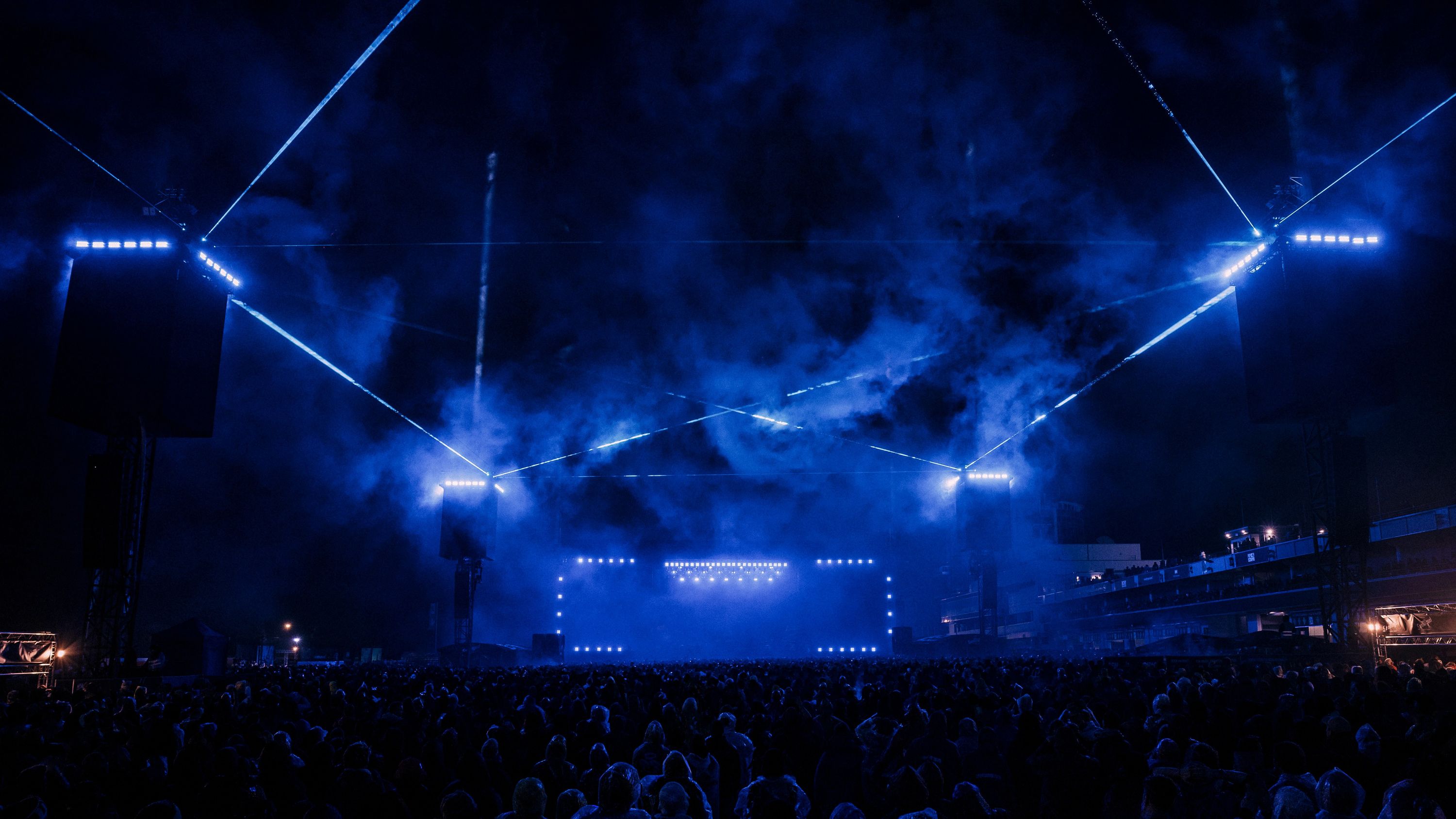Rock am Ring 2025: blaue Lasershow über dem Festivalpublikum