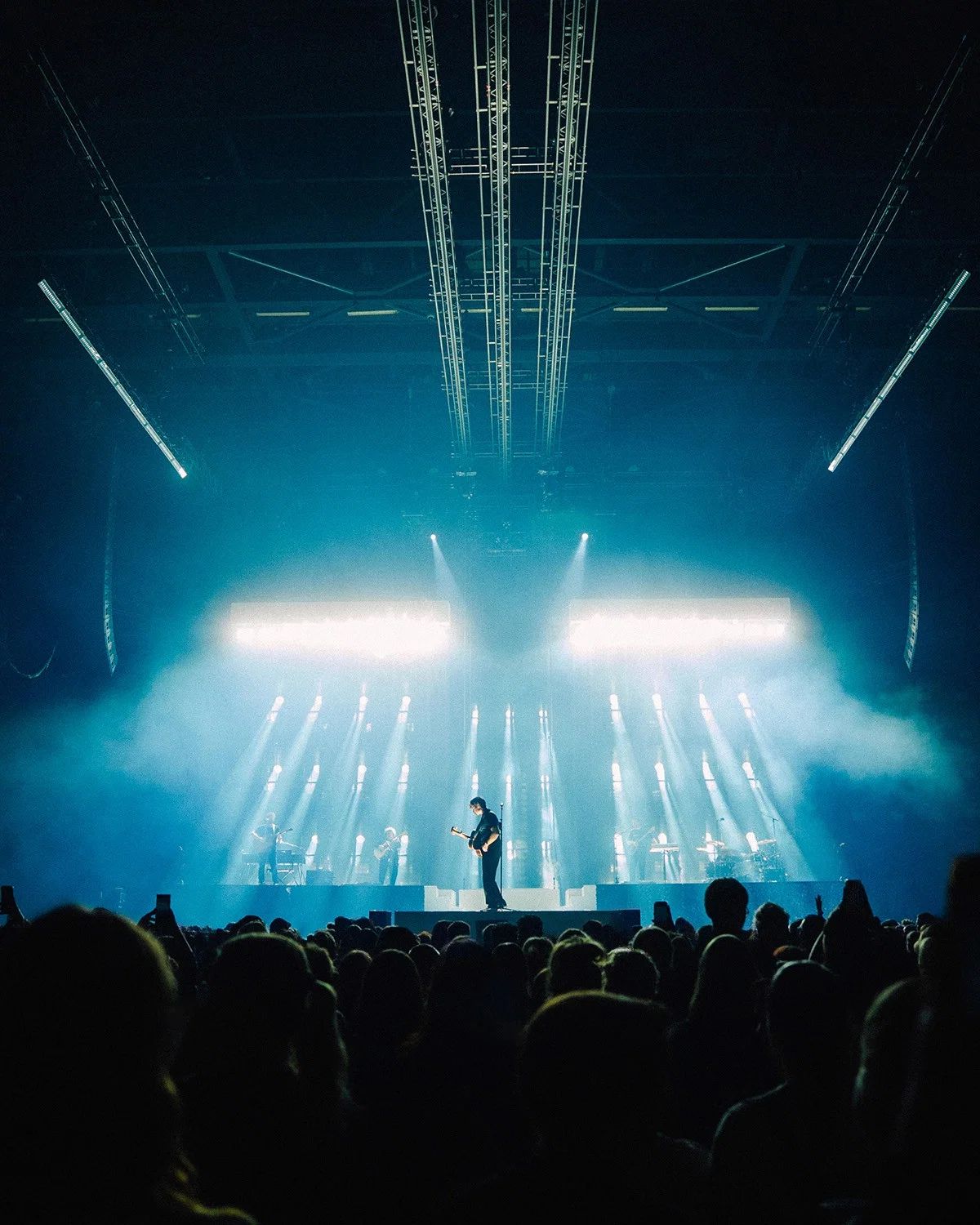 Wincent Weiss Arena Tour 2025: stage in blue light with vertical beams