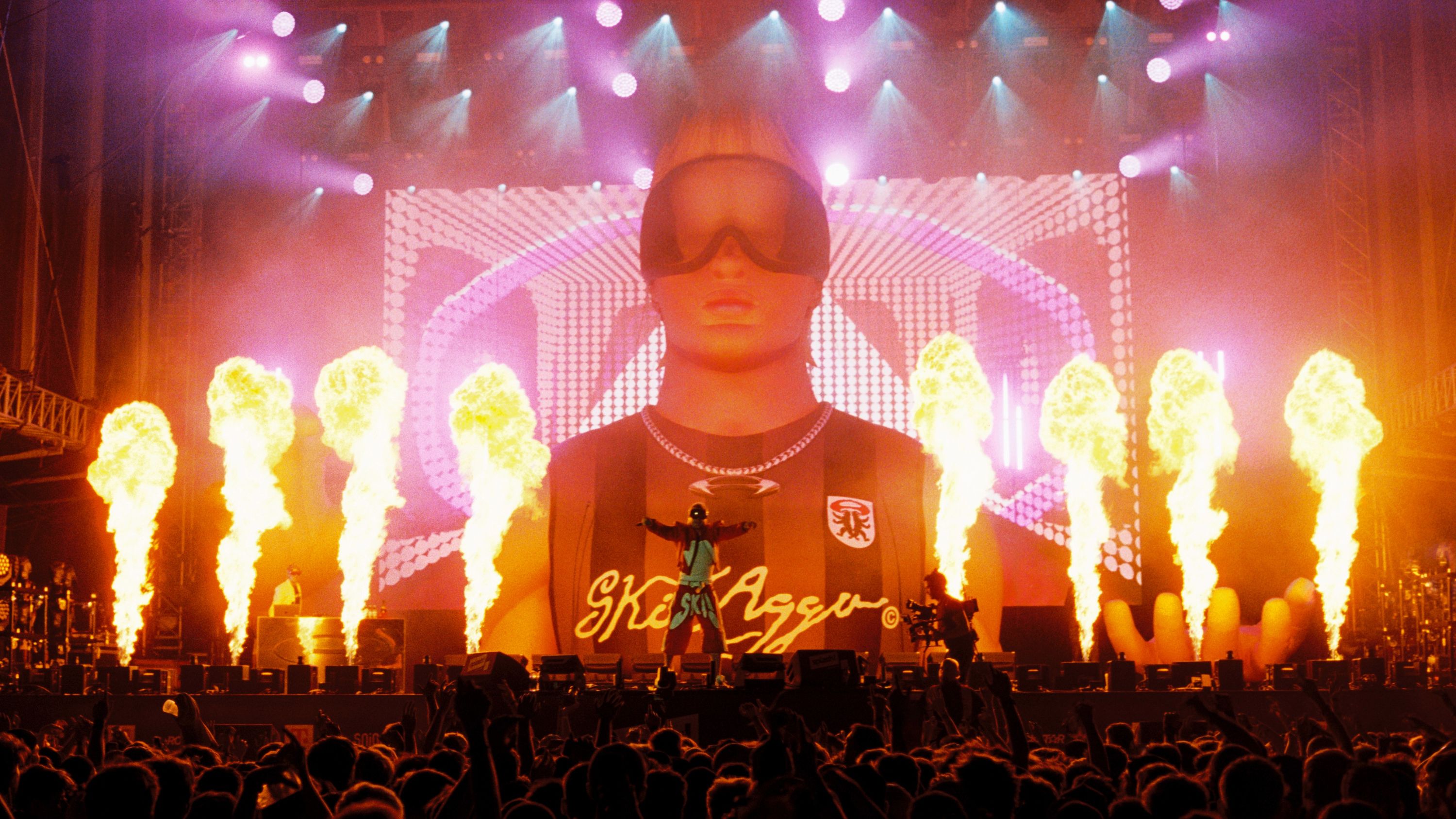 Ski Aggu festival show: giant inflatable of the artist behind pyrotechnic flames