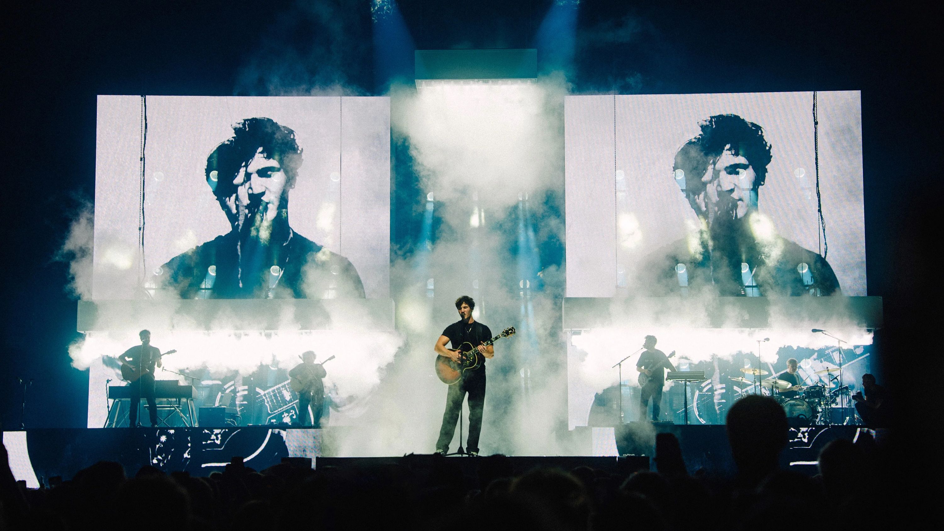 Wincent Weiss Arena Tour 2025: band on stage with portrait visuals on the LED screens