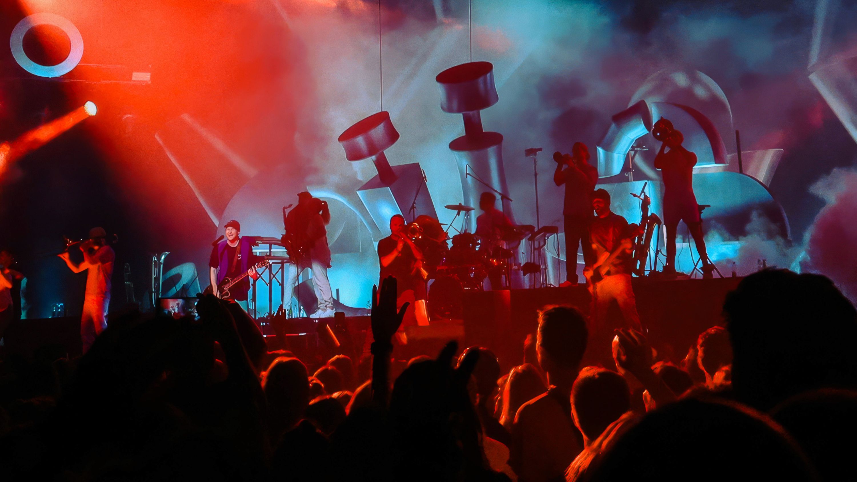 Querbeat live: Band und Publikum in rotem Bühnenlicht