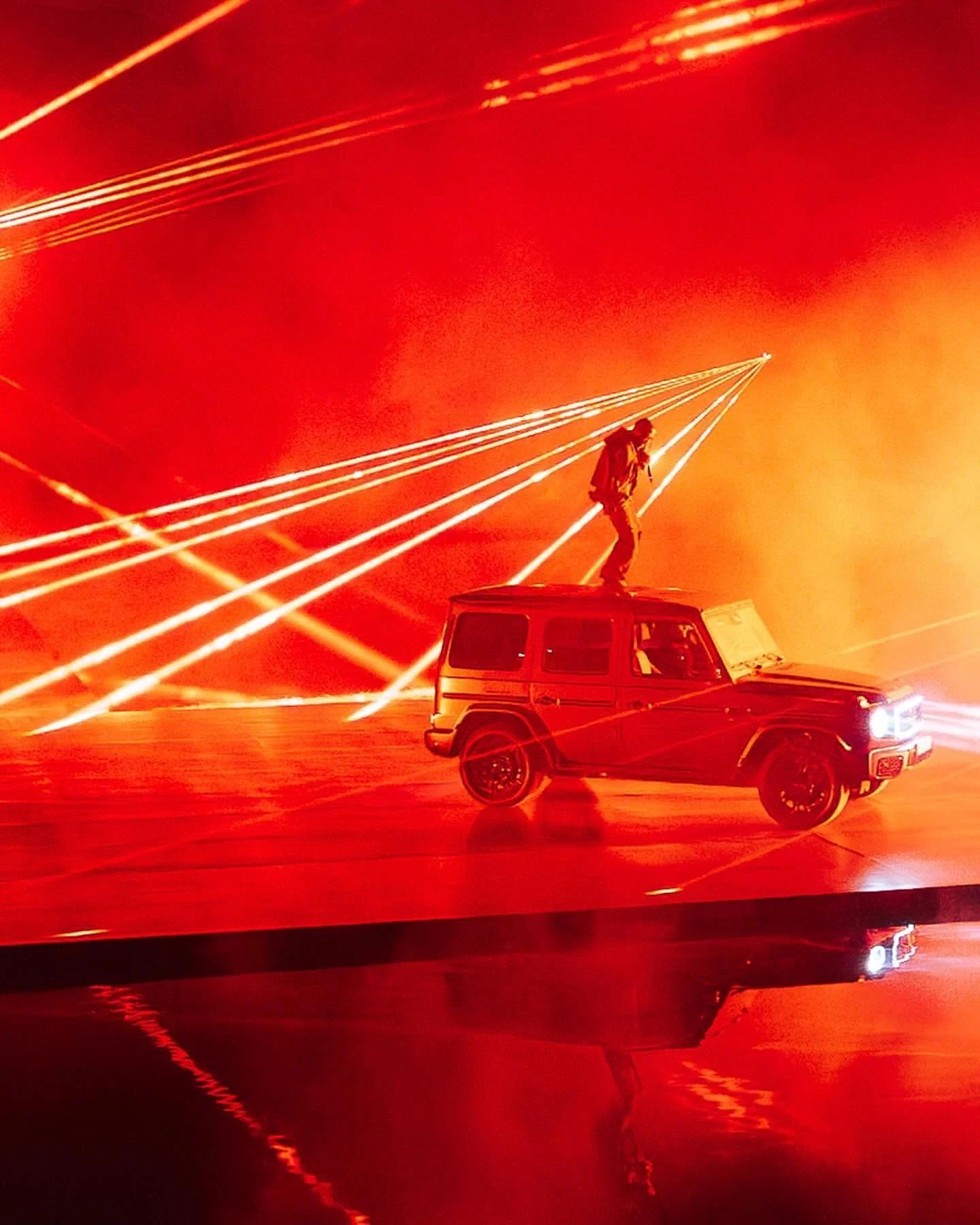 Rote Laserstrahlen über dem Mercedes-Benz G 580 beim Launch-Event mit Travis Scott