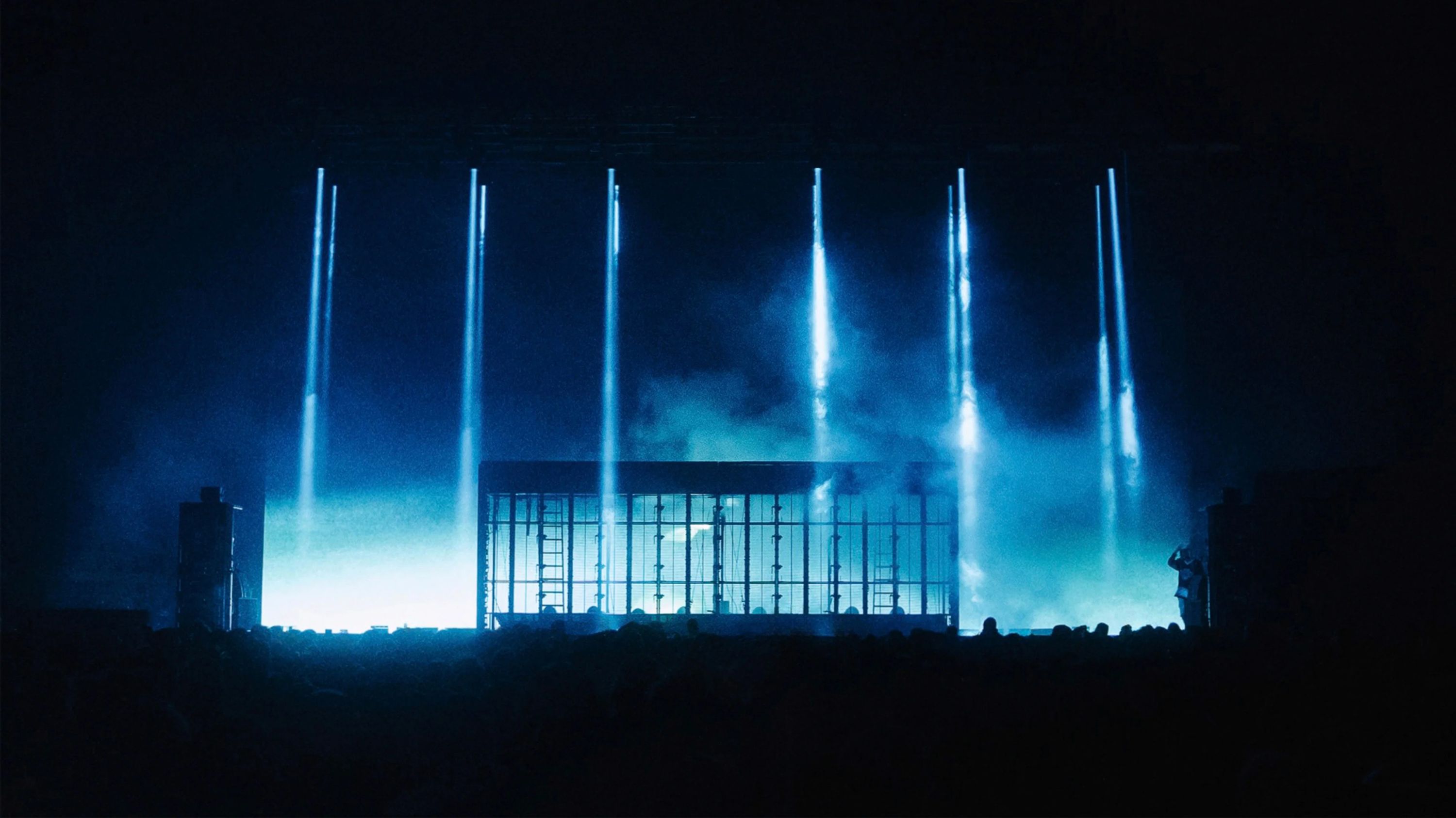 Trettmann tour: stage with vertical light columns in blue