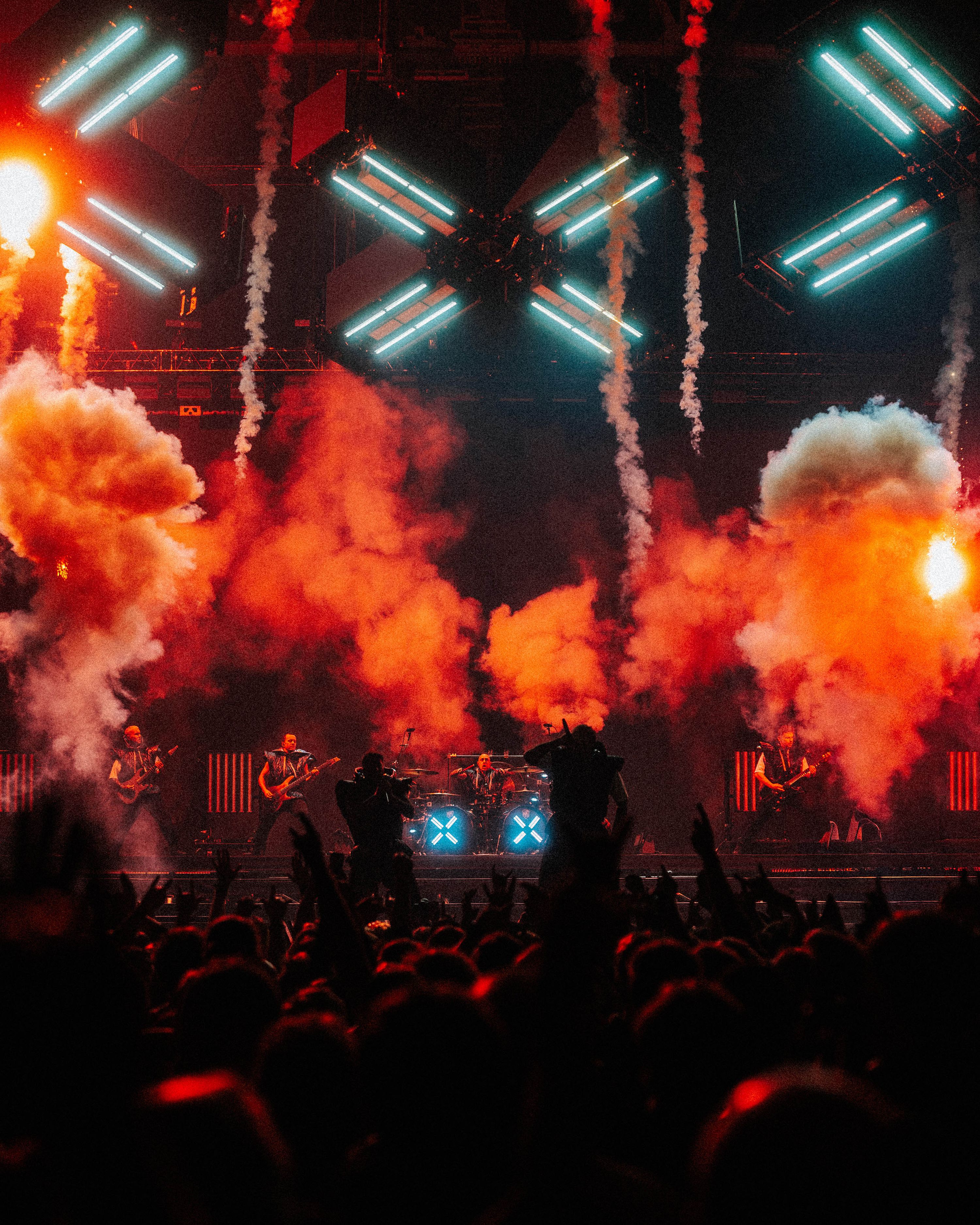 Electric Callboy Tanzneid Tour: X-förmige Lichtelemente und Flammen auf der Bühne