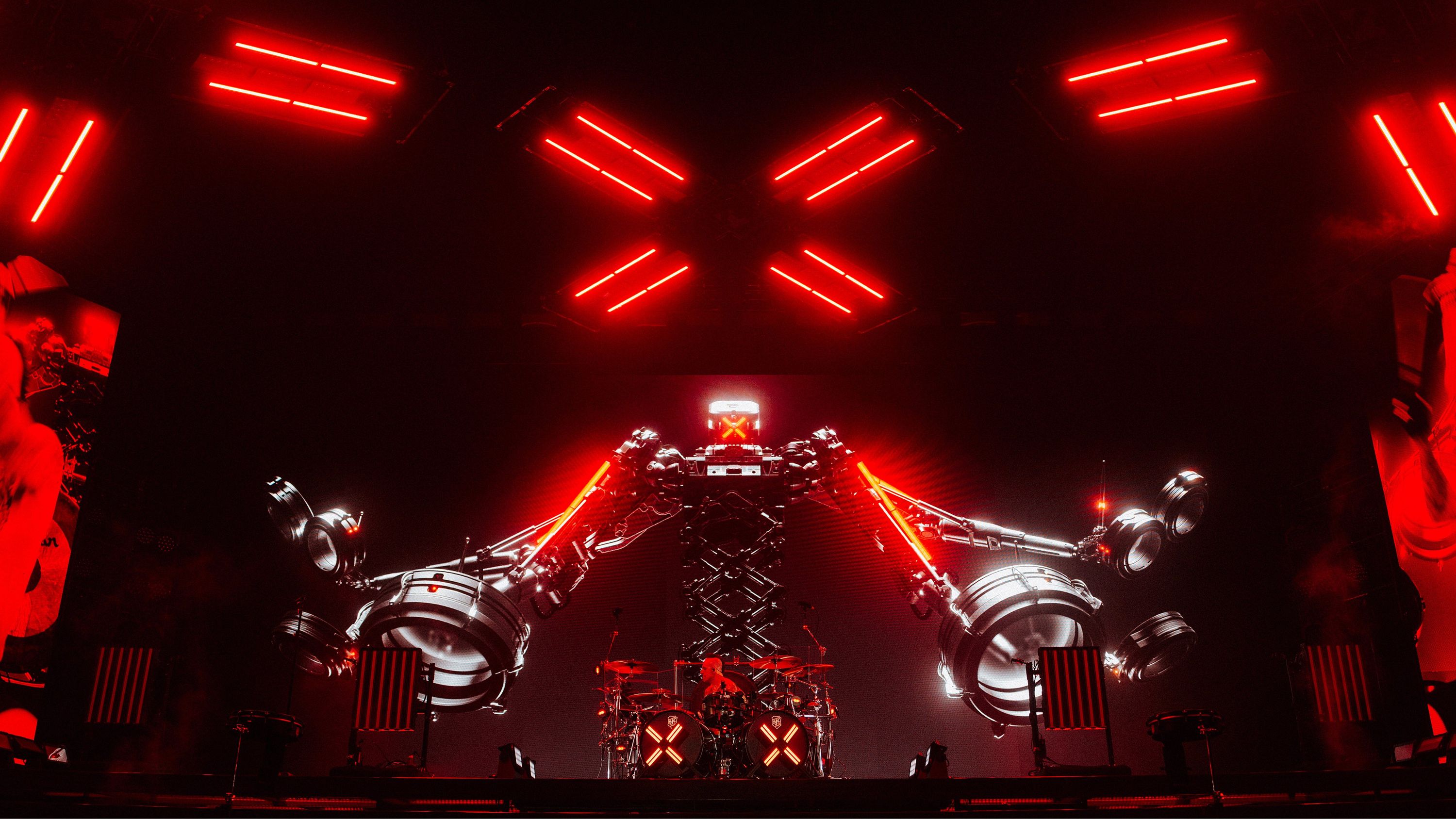 Electric Callboy Tanzneid Tour: Bühne mit roten X-förmigen LED-Elementen