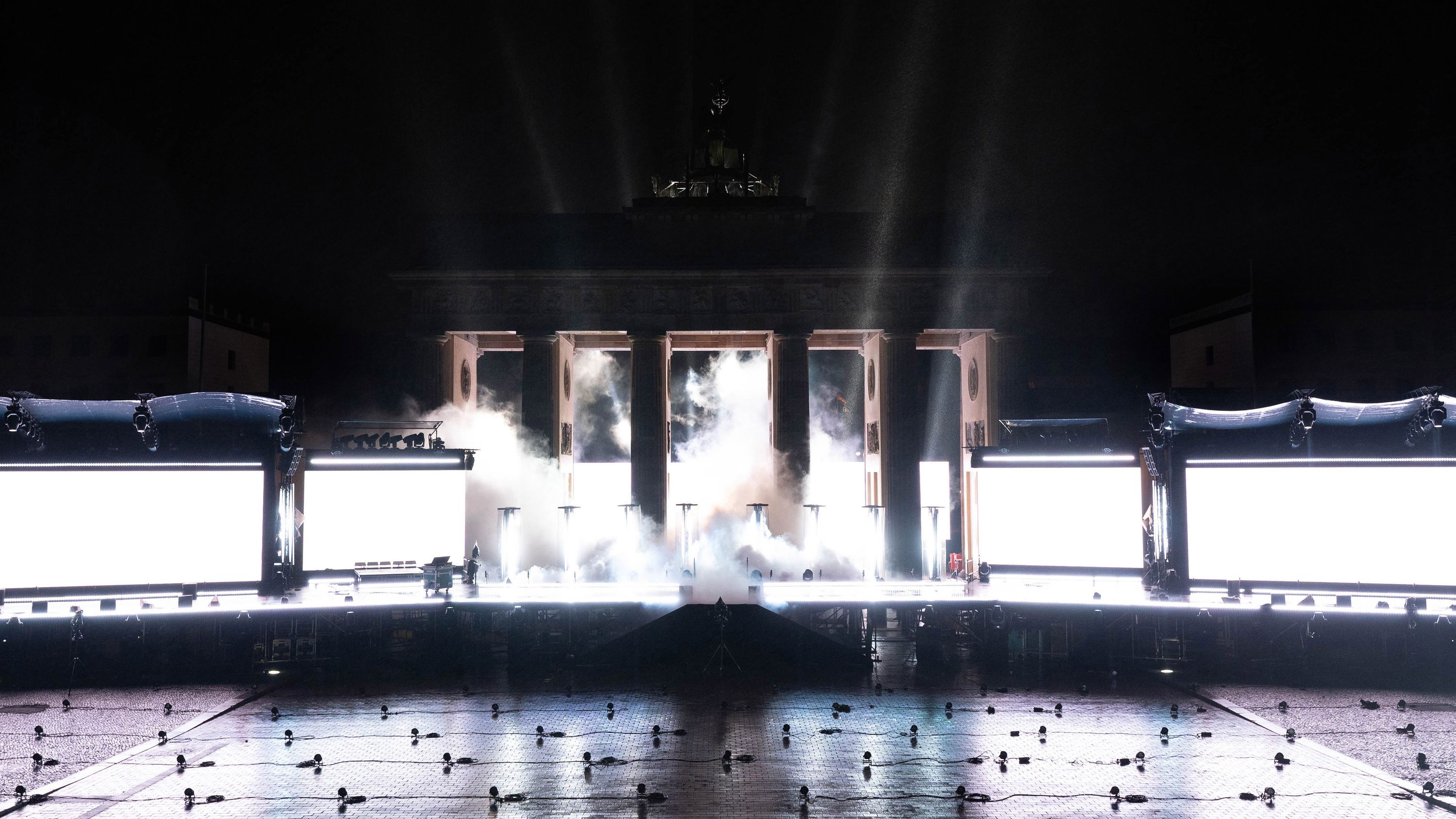 Silvester in Berlin: Silvesterbühne am Brandenburger Tor in weißem Licht