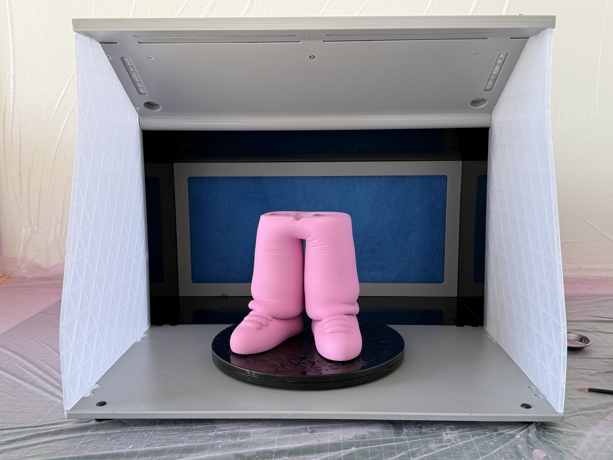 Pinke 3D-gedruckte Pufferhose auf einem Drehteller in einer Fotolichtbox