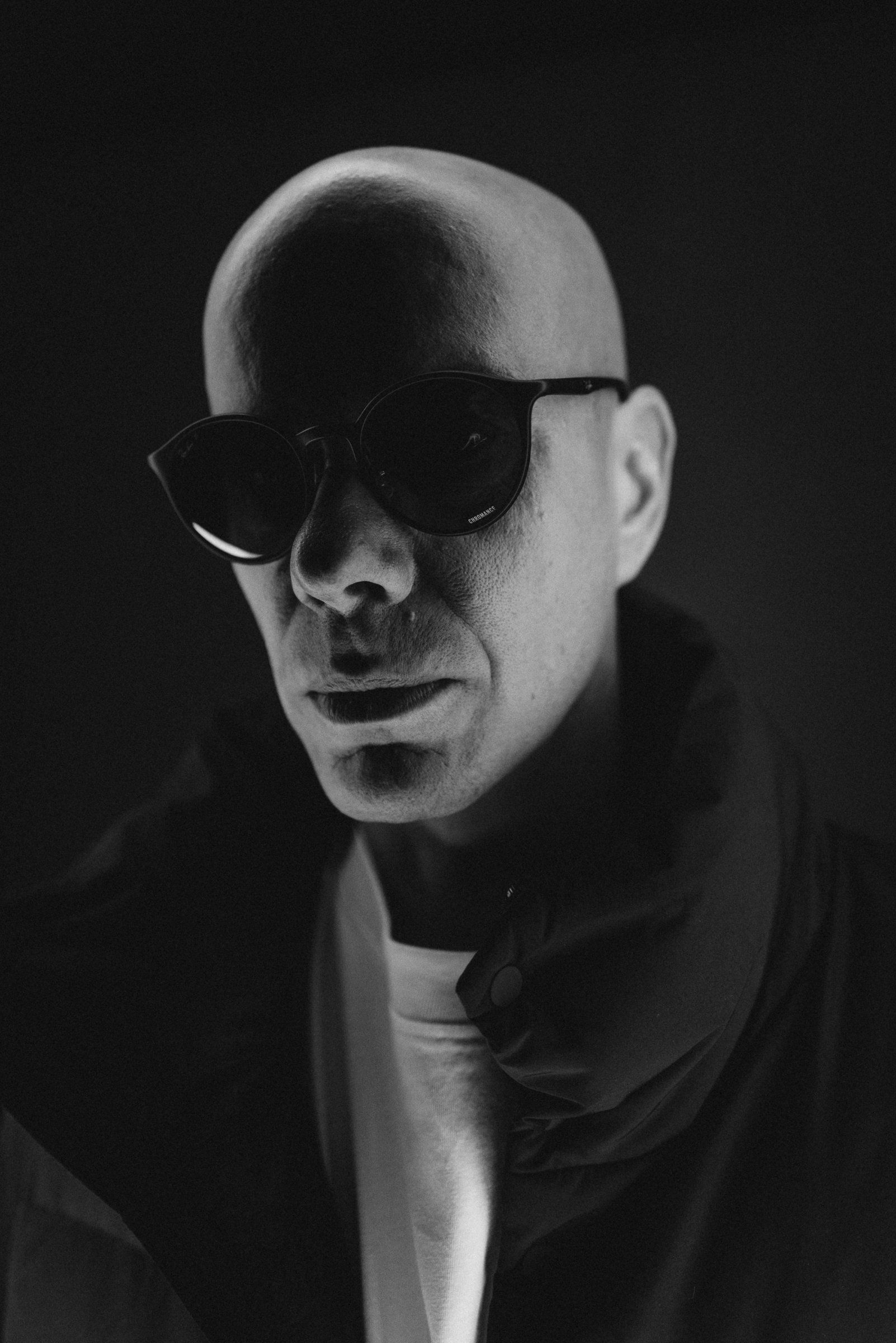 Black-and-white portrait of Trettmann in sunglasses under the ring light