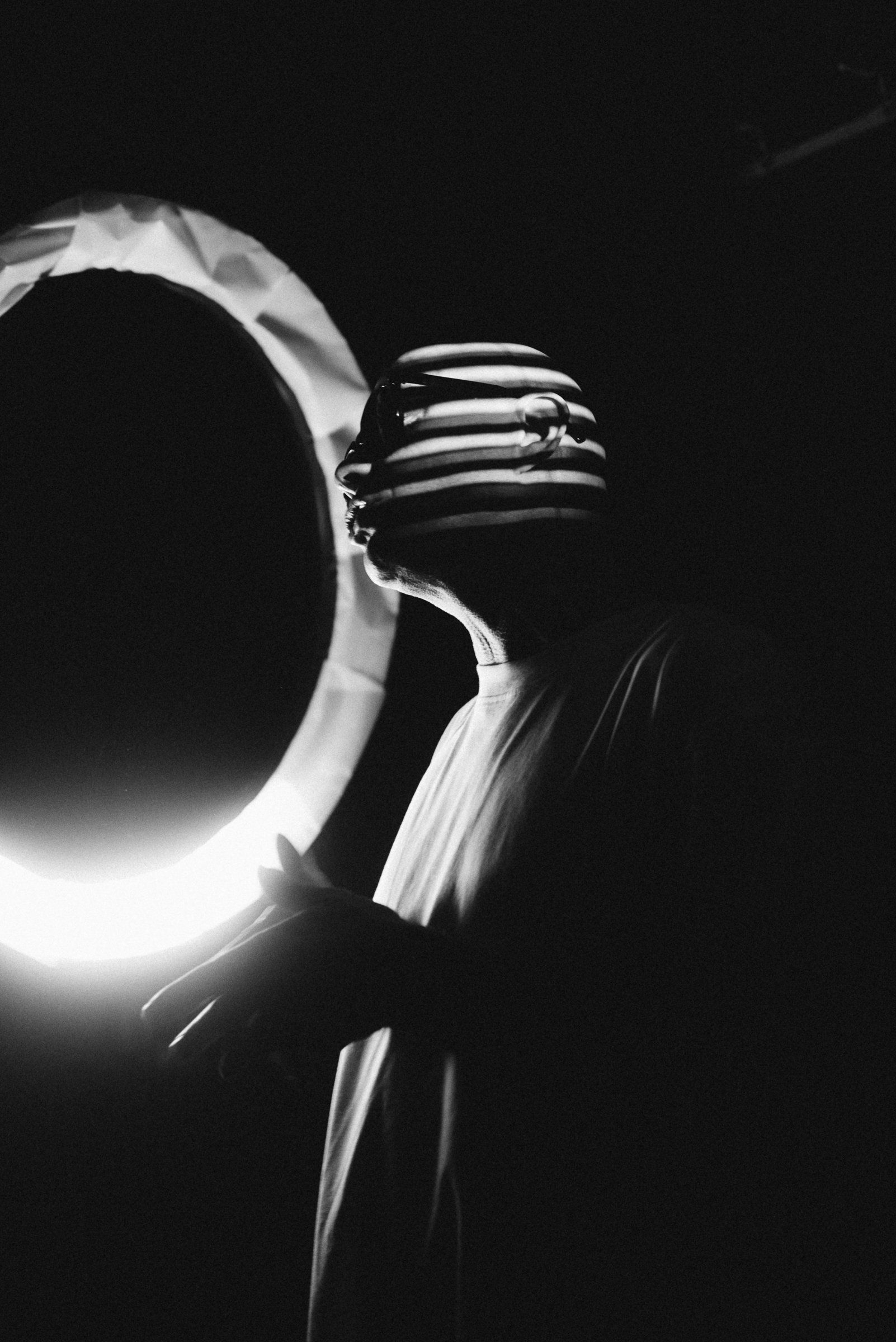 Trettmann in silhouette beside the glowing one-metre ring light